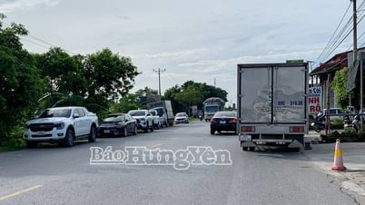 Nguy cơ mất an toàn giao thông trước một quán ăn ven Quốc lộ 39A