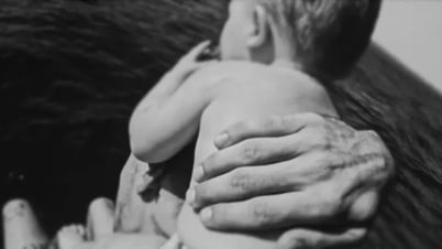 Con trai Justin Bieber lần đầu lộ diện trong video ca nhạc của bố