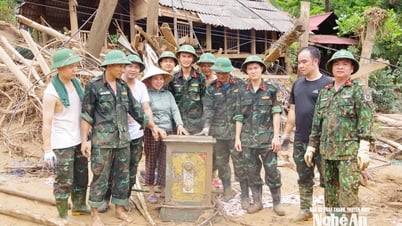 Tìm thấy két sắt bị lũ vùi lấp ở Xiềng Tắm, Bộ CHQS tỉnh nhanh chóng trao trả cho người bị mất