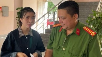 Trao trả tài sản cho người dân đánh rơi