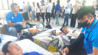 Thanh niên công nhân tại TPHCM hăng hái hiến máu