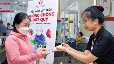 Tặng 1.000 cuốn sách ‘Cẩm nang sức khỏe, phòng chống đột quỵ’