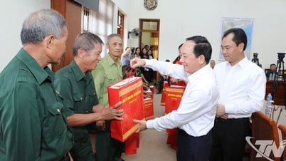 Đại tướng Trịnh Văn Quyết thăm, tặng quà các gia đình chính sách tại Võ Nhai