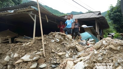 2 tuần sau lũ, xã Mường Típ (tỉnh Nghệ An) vẫn ngổn ngang bùn đất