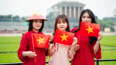 Tour Hà Nội "cháy" vé, phố cổ kín phòng vì khách săn chỗ xem diễu binh 2/9