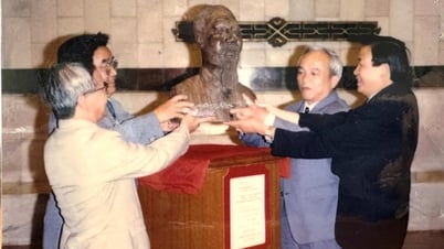 Bức tượng Bác Hồ tạc bằng trái tim của nghệ sỹ châu Phi và hành trình Cairo-Hà Nội