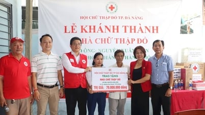 Trao nhà chữ thập đỏ cho gia đình có hoàn cảnh khó khăn