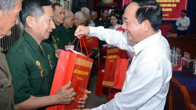 Đại tướng Trịnh Văn Quyết dâng hương và tặng quà đối tượng chính sách tại tỉnh Thái Nguyên
