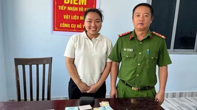 Công an xã Trảng Bom (Đồng Nai) bàn giao tài sản cho người dân đánh rơi