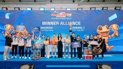 Thưởng nóng các thành viên vô địch Cuộc thi FPTU AI & Robotics Challenge 2025
