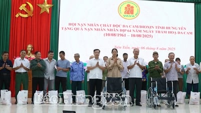 Thăm và tặng quà nạn nhân chất độc da cam