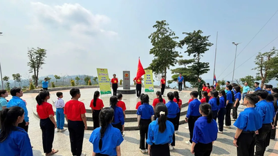 Quảng Ngãi tiếp nhận lá cờ Tổ quốc và ảnh Bác Hồ trong hành trình “Tôi yêu Tổ quốc tôi”