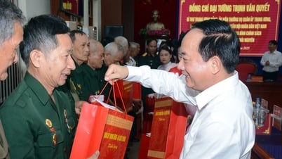 Đại tướng Trịnh Văn Quyết dâng hương và tặng quà đối tượng...