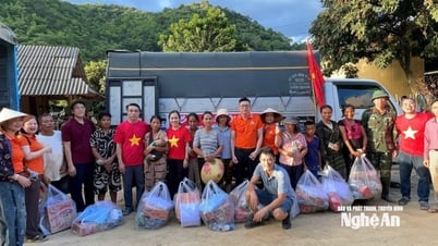 Đoàn thiện nguyện người Nghệ xa quê ở Hà Nội trao hỗ trợ đồng bào bị thiệt hại do lũ lụt