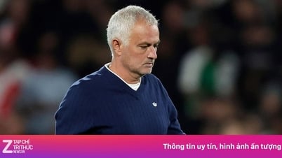 Van Persie đẩy Mourinho vào đường cùng
