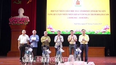 Tặng quà nạn nhân chất độc da cam