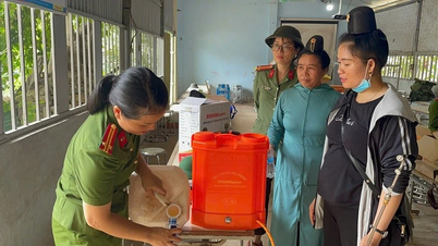 Hội viên phụ nữ Công an tỉnh Điện Biên hỗ trợ người dân phòng bệnh sau lũ