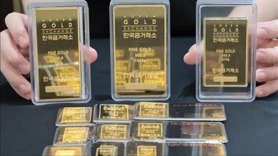 Giá vàng thế giới hạ nhiệt do áp lực chốt lời