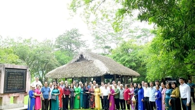 Đoàn đại biểu Quốc hội các khóa tỉnh Ninh Bình về nguồn tại Tuyên Quang