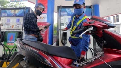 Giá xăng vượt mốc 20.000 đồng/lít