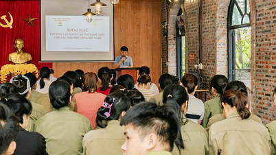 Departamentul de Industrie și Comerț din Ninh Binh organizează un curs de instruire pentru îmbunătățirea abilităților de broderie pentru meșteri