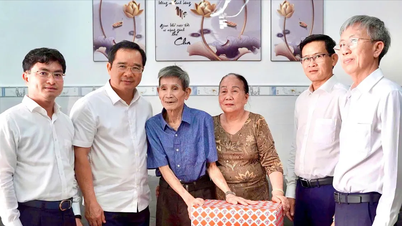 Chủ tịch UBND TPHCM Nguyễn Văn Được thăm cựu tù chính trị ở Đặc khu Côn Đảo