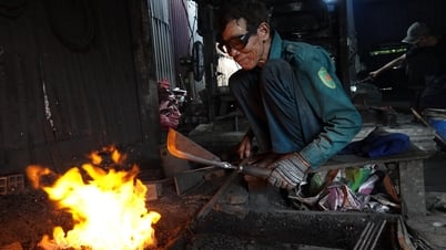 Níu giữ nghề xưa: Gần 60 năm 'ghiền' ngửi mùi sắt cháy ở lò rèn