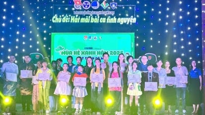 Sôi nổi Chương trình nghệ thuật với chủ đề “Hát mãi bài ca tình nguyện” và tặng nhiều phần quà cho các em học sinh.