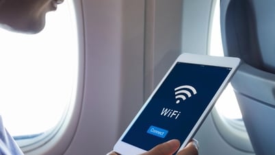 Các hãng hàng không bán giá dùng Internet trên máy bay ra sao?