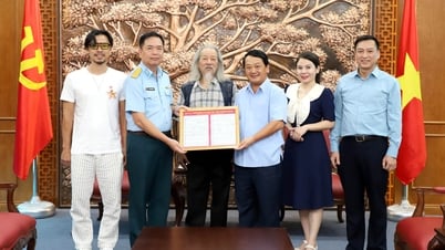 Bí thư Tỉnh ủy Hầu A Lềnh nhận Bút tích bài hát “Tiến quân ca” do con trai cố nhạc sĩ Văn Cao trao tặng