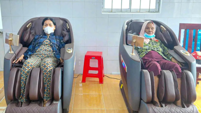 Trang bị máy massage miễn phí phục vụ người dân khi đến làm thủ tục hành chính