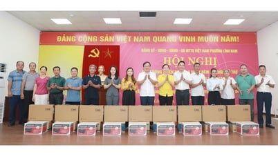 Phường Lĩnh Nam: Trao tặng 10 bộ máy tính hỗ trợ Tổ dân phố phục vụ chuyển đổi số