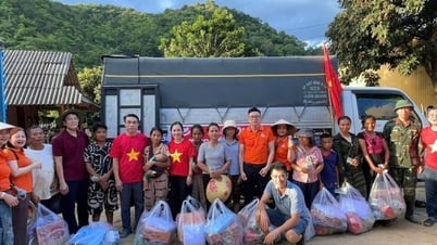 Trao hỗ trợ người dân Nghệ An bị ảnh hưởng bởi lũ lụt