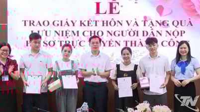 Tặng quà lưu niệm cho người dân nộp hồ sơ trực tuyến thành công