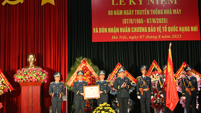 Thượng tướng Lê Huy Vịnh dự Lễ đón nhận Huân chương Bảo vệ Tổ quốc hạng Nhì của Nhà máy Z119