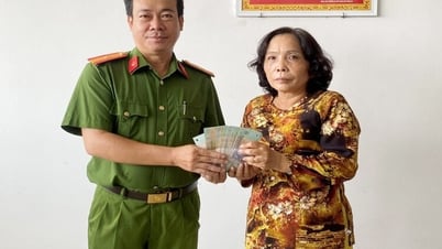 Công an xã Phú Tân trả lại tài sản hơn 18 triệu đồng cho người đánh rơi