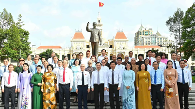 Lãnh đạo TPHCM dâng hoa, dâng hương Chủ tịch Hồ Chí Minh