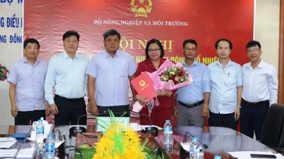 Công bố và trao quyết định điều động, bổ nhiệm bà Huỳnh Kim Định giữ chức Phó Giám đốc Trung tâm Khuyến nông Quốc gia