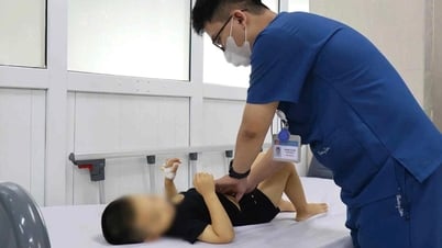 Bé trai nguy kịch vì uống nước lá lộc mại chữa táo bón