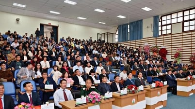 Thứ trưởng Lê Minh Sơn trao quyết định về công tác cán bộ Trường Đại học Đà Lạt