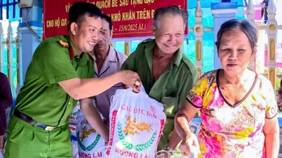 Công an xã Long Điền trao tặng 2 tấn gạo cho người dân hoàn cảnh khó khăn