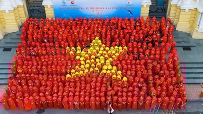 Gần 600 phụ nữ đồng diễn áo dài, xếp hình cờ Tổ quốc tại Quảng trường Cách mạng Tháng Tám