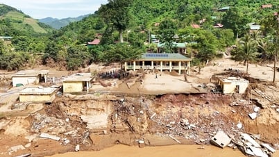Lũ 'xóa sổ' trường học biên giới, hiệu trưởng đau quặn lòng