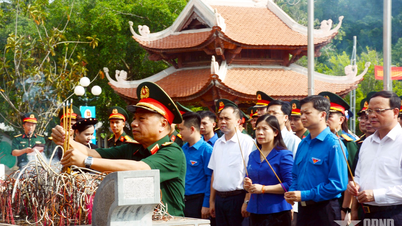 Thượng tướng Lê Quang Minh và đoàn công tác dâng hương tại Khu di tích Quốc gia đặc biệt Tân Trào