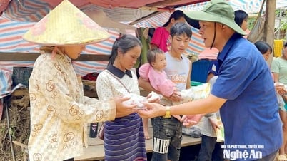 Trường Cao đẳng Việt - Đức sửa chữa đồ điện, trao hỗ trợ người dân vùng lũ Nhôn Mai