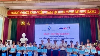 Hỗ trợ kinh phí và tặng quà cho 200 trẻ em hoàn cảnh khó khăn xã Sóc Sơn và An Khánh