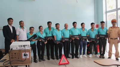 Tuyên truyền giao thông và trao tặng tấm phản quang cho tài xế taxi