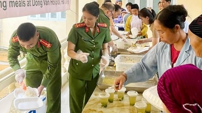 Công an xã Đồng Văn tặng hơn 170 suất cơm miễn phí cho bệnh nhân