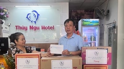 Trao hỗ trợ người bị ảnh hưởng mưa lũ ở Điện Biên.
