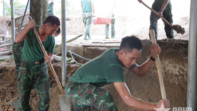 Bộ đội Sư đoàn 324 vượt núi, băng rừng giúp dân vùng lũ